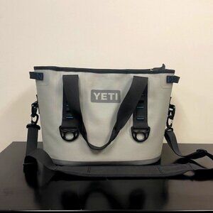 YETI Hopper 20 Soft Cooler in Grey